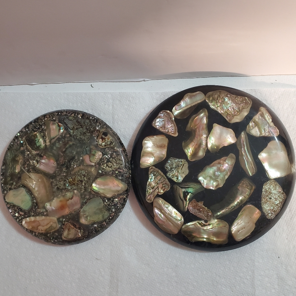 Vintage round Abalone Shells Lucite Trivet Footed Hotplate black Iridescent Set